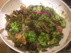 padellata di broccoli con pomodori secchi e wurstel