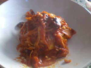 spaghetti freschi con sugo olive acciughe e capperi